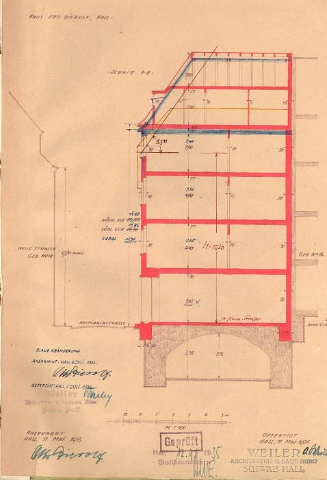 Schnitt durch den Neubau von 1935 von der Rosmarinstraße aus (links) mit eingezeichneten Korrekturen (blau) und Baulinien des Altbaus (gelb). Bei dem hier noch als weiter bestehend eingezeichneten Gewölbekeller wurde  das Gewölbe durch eine Betondecke ersetzt (Baurechtsamt SHA, Bauakten)