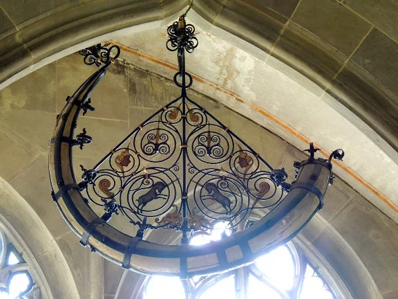 Im Chor von St. Michael aufgehängter, 1605 bei Neunbronn im Bühlertal gefundener Mammutzahn, März 2017 (StadtA Schwäb. Hall DIG 09988)