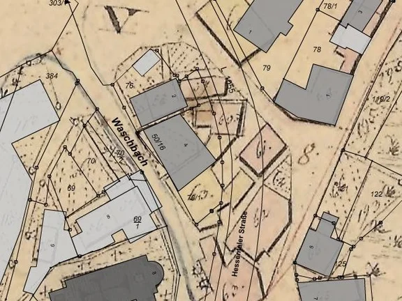 Ausschnitt aus dem Primärkataster 1827-1830 und Überblendung mit der aktuellen Liegenschaftskarte, Stand 7/2014. Der Hausgrundriss liegt heute unter der Hessentaler Straße (Plan: GIS-City Schwäbisch Hall /  Stadt Schwäbisch Hall, Fachbereich Planen und Bauen, Abteilung Vermessung).