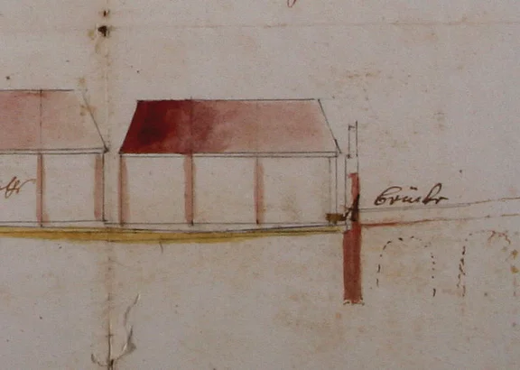 Schematische Darstellung der beim Wiederaufbau nach dem Stadtbrand ab 1728 angelegten Neuen Straße. Bei den drei zusammengebauten Häusern in der Bildmitte handelt es sich um die Vorläufer des heutigen Ensembles Neue Straße 29-33, rechts schließt sich die nur skizzierte Henkersbrücke an. Sichtbar ist noch ein Zwischenraum zwischen dem Haus und der Stadtmauer (StadtA Schwäb. Hall 5/2051, Plan Nr. 10)