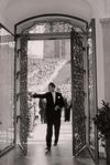 Eröffnung des Rathauses am 30. April 1955. Bürgermeister Theodor Hartmann öffnet das mittlere Portal. Fotograf unbekannt (StadtA Schwäb. Hall FS 14806)