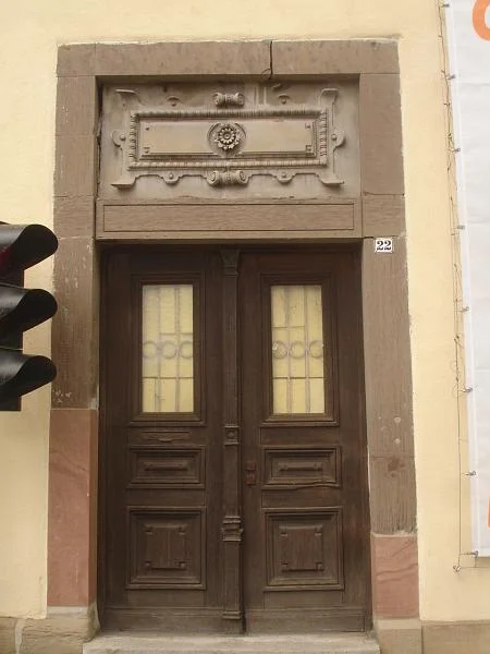 Tor zum Spitalbach mit offenbar aus dem 19. Jahrhundert stammendem Zierfeld über dem Eingang, April 2007. Foto: Daniel Stihler (StadtA Schwäb. Hall DIG 00928)