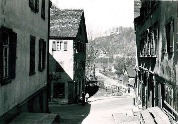 Blick aus der Bildersteige auf den Nordostgiebel des „Hauses Huttenlau“ mit der Straße zur Kocherbrücke, 1957. Foto: Stadt Schwäbisch Hall, Baurechtsamt  (StadtA Schwäb. Hall 27/550)