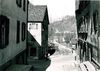 Blick aus der Bildersteige auf den Nordostgiebel des „Hauses Huttenlau“ mit der Straße zur Kocherbrücke, 1957. Foto: Stadt Schwäbisch Hall, Baurechtsamt  (StadtA Schwäb. Hall 27/550)