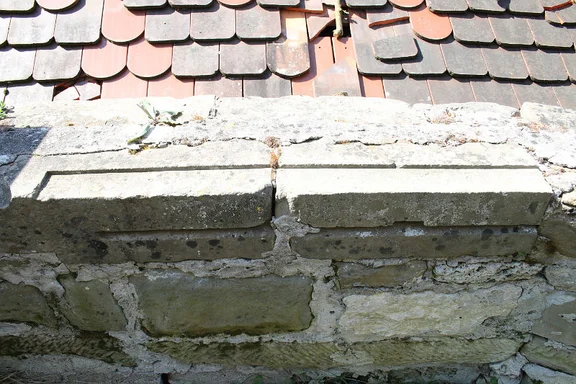 In der Kirchhofmauer verbaute Fenstergewände der Kirche, 2018. Foto: Helga Steiger (StadtA Schwäb. Hall DIG 11535)