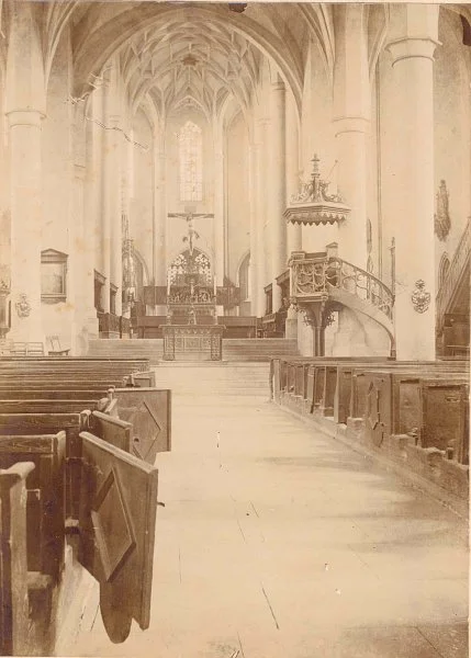 Innenansicht. Als Vorlage für eine Postkarte benutztes Foto des Ansichtskartenverlags von August Seyboth in Hall, um 1900. Man beachte die Türchen an den Bänken!  (StadtA Schwäb. Hall Seyboth FS 08609)