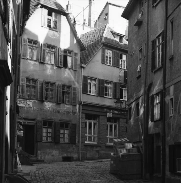 Nordseite des Hauses zur Sporersgasse hin (rechts). Undat., um 1928-1934. Fotograf unbekannt (StadtA Schwäb. Hall DIG 05838, Original: Ivo Lavetti / www.nostalgus.de, alle Rechte vorbehalten)