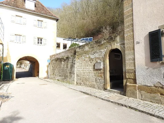 Mauer mit Gedenktafel, Bild von 2016. Foto: Günter Albrecht (StadtA Schwäb. Hall DIG 07361)
