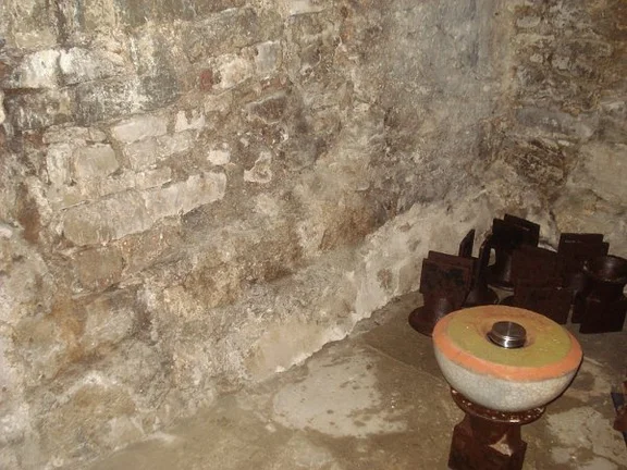 Nordostecke des Kellers, die Spuren (Absatz) lassen vermuten, dass der Kellerboden nachträglich zur Ostseite hin abgetieft wurde. Foto: Daniel Stihler (StadtA Schwäb. Hall DIG 05198)