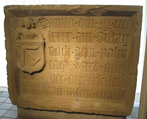 Bauinschrift des Pulverturms von 1490, heute im Hällisch-Fränkischen Museum, November 2013. Foto: Daniel Stihler (StadtA Schwäb. Hall DIG 05168)
