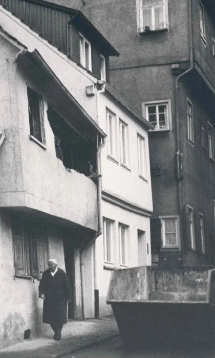 Bild von 1977 (Bildmitte, davor das Haus Nr. 23) (StadtA SHA FS 02790b)