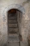 Torbogen mit alter Farbfassung an der Treppe zum Gewölbekeller am Treppenabsatz vor dem Tor auf der Südseite, Oktober 2018. Foto: Daniel Stihler (StadtA Schwäb. Hall DIG 11162)