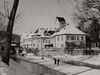 „Solbadhotel“ vom Lindach aus, dahinter das Neue Solbad, Winter 1941. Fotograf unbekannt (StadtA Schwäb. Hall FS 1047f)