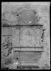 Zwei heute nicht mehr existierende Grabsteine bzw. Epitaphien auf einem Foto um 1895, rechts des  Rösslewirts Jakob Wetzel (ca. 1550-1619), und seiner Ehefrauen Margarethe Feyerabend (1549-1595) und Barbara Rühle (1573-1619), halb zu sehen ist das Epitaph des Haalpflege-Schreibers Jakob Feyerabend  († 1564) und seiner Ehefrau Ursula Haug († 1564). Wann und warum die beiden offenbar in einen Abschnitt der Friedhofsmauer eingelassenen Steine entfernt wurden und was mit ihnen geschah, ist derzeit noch unbekannt. Foto: vermutlich Wilhelm Klemm, Hofphotograph (Hällisch-Fränkisches Museum, Inv.-Nr. 2016/530 / StadtA Schwäb. Hall DIG 09388)