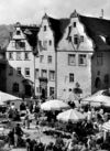 Während eines Wochenmarkts, um 1956. Foto: Ruth Balluff (StadtA Schwäb. Hall FS Balluff 00011)