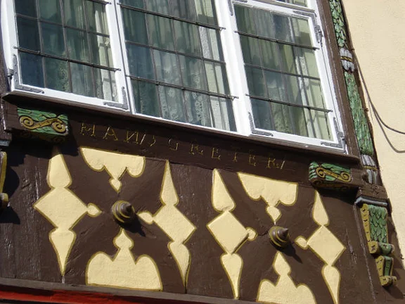 Unter einem Fensterzug wird auch der komplette Name des Bauherrn Hans Greter genannt, März 2009. Foto: Daniel Stihler (StadtA Schwäb. Hall DIG 01919)