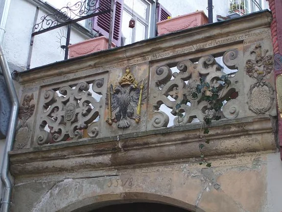 Der mit dem Reichsadler verzierte und auf 1688 datierte Balkon trägt eine Inschrift, die Kaiser Leopold I. als Rückeroberer Ungarns und Sieger über die Türken feiert. Links und rechts sind die Familienwappen des Erbauerehepaares (Johann Wilhelm Engelhardt und Anna Magdalena Engelhardt geb. Hezel) angebracht. Bild von 2007. Foto: Daniel Stihler  (StadtA Schwäb. Hall DIG 04179)
