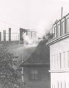 Brand im Dachstock des „Posthörnles“ am 16. Mai 1941. Diese spätere Aufnahme zeigt die Zerstörung der in der Aufnahme zuvor noch unversehrt scheinenden Dachgaube (StadtA Schwäb. Hall FS 00393c)