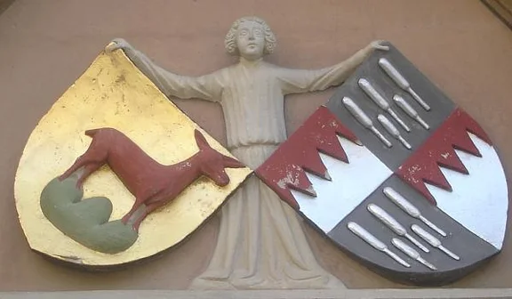 Wappenstein der Schenken von Limpurg über dem Portal, August 2007. Foto: Daniel Stihler (StadtA Schwäb. Hall DIG 04797)