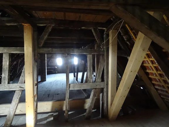 Blick durch den Dachboden vom Anbau in den Hauptbau zum westlichen (straßenseitigen) Giebel.  Aufnahme von 2015, vor dem Beginn der grundlegenden Sanierung. Foto: Albrecht Bedal (StadtA Schwäb. Hall DIG 10575)