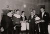 Eröffnung des Rathauses am 30. April 1955. Delegation des Großen Siedershofs mit Dr. Eugen Gerstenmaier und Bürgermeister Theodor Hartmann. Fotograf unbekannt (StadtA Schwäb. Hall FS 14800)