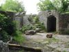 Der Burghof in Richtung Nordwesten gesehen, mit dem Eingang in einen zweiten, nordwestlichen Felsenkeller. Bild aus dem April 2007. Foto: Daniel Stihler (StadtA Schwäb. Hall DIG 04309)