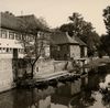 Blick entlang des westlichen Kocherarms mit Neuem Solbad, im Hintergrund das „Solbadhotel“ (altes Solbad), ca. 1941. Fotograf unbekannt (StadtA Schwäb. Hall FS 1047e)