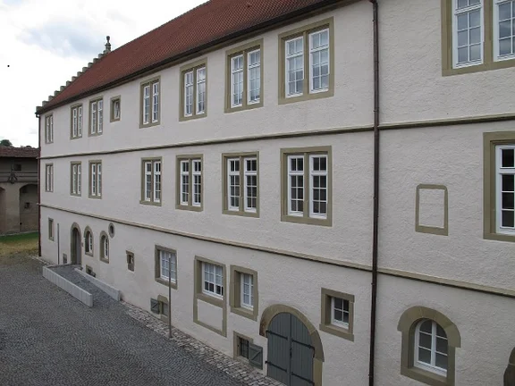 Blick entlang der Ostseite des „Gebsattelbaus“ von Norden her, Juni 2014. Foto: Daniel Stihler (StadtA Schwäb. Hall DIG 05441)