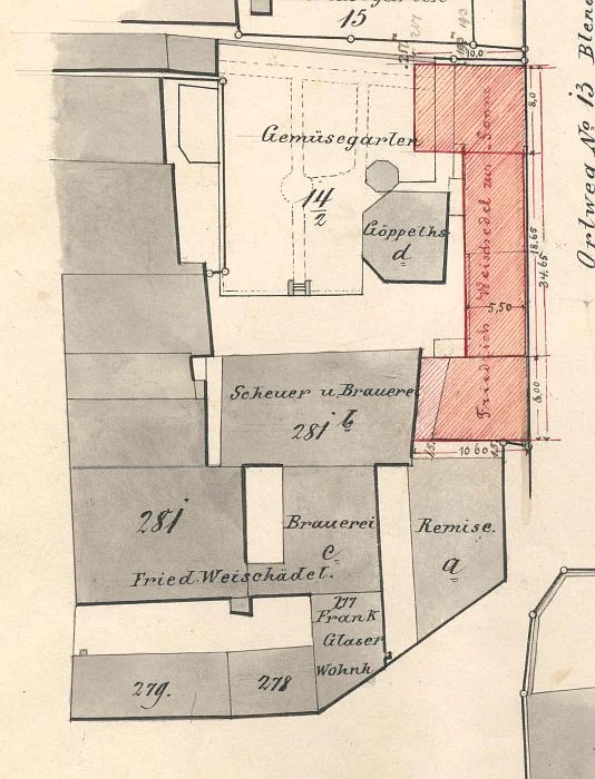 Lageplan der Sonne und ihrer Nebengebäude von 1883. Er entstand, als der Sonnenwirt Friedrich Weischedel an Stelle der drei älteren Scheuern PKN 274 bis 276 ein neues Hintergebäude erstellen ließ, das Eiskeller, Remisen, Ställe und eine Scheuer enthielt. Neu hinzugekommen ist das Göpelhaus 281d (StadtA SHA 27-0097)