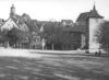 Südöstlicher Rand des Haalplatzes wohl in den 1930er Jahren mit Sulferturm, Haalamt und Einmündung der Haalstraße. Der Platz ist noch nicht befestigt. Fotograf unbekannt (StadtA Schwäb. Hall FS 18193)