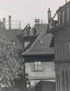 Brand im Dachstock des „Posthörnles“ am 16. Mai 1941. Dieses Foto entstand offenbar in einem frühen Stadium des Brands und dokumentiert den Versuch, das Feuer durch einen direkten Löschangriff oder Abbrucharbeiten in den Griff zu bekommen (StadtA Schwäb. Hall FS 00393b)