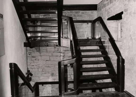 Das Haus bei der Einweihung als „Haus der Vereine“, 29. November 1980, modernes Treppenhaus. Foto: Haller Tagblatt (StadtA Schwäb. Hall FS 13076)