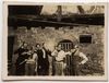 Eine Gruppe junger Männer bei einem „Umtrunk“ vor dem Haus, 1932. Foto: Fritz Kissling (StadtA Schwäb. Hall FS 52822)