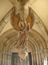 St. Michael als Drachentöter, frühgotische Skulptur um 1290 in der Vorhalle. Bild von 2007 (StadtA Schwäb. Hall DIG 00166)