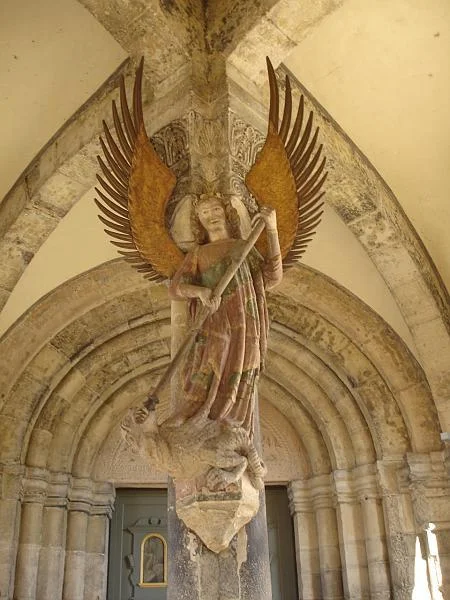 St. Michael als Drachentöter, frühgotische Skulptur um 1290 in der Vorhalle. Bild von 2007 (StadtA Schwäb. Hall DIG 00166)