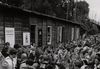 Anreisende Teilnehmer des Landesjugendtreffens der Naturfreunde vor der „Texashütte“, 1949. Foto: Albert Doderer  (StadtA Schwäb. Hall Doderer F-0446)