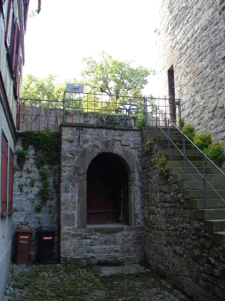 Bis zur Höhe des Wehrgangs erhaltener Abschnitt der südlichen Haalmauer zwischen Haalamt und Sulferturm, Juni 2015. Foto: Daniel Stihler (StadtA Schwäb. Hall DIG 06614)