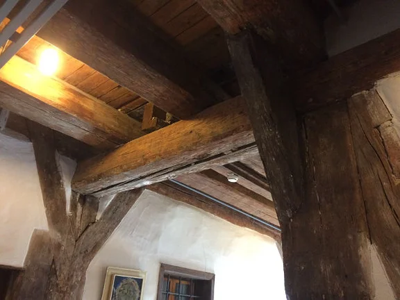 Detail der Deckenkonstruktion im 1. Obergeschoss neben dem Eingang in den Seminarraum, September 2018. Foto: Daniel Stihler (StadtA Schwäb. Hall DIG 11043)