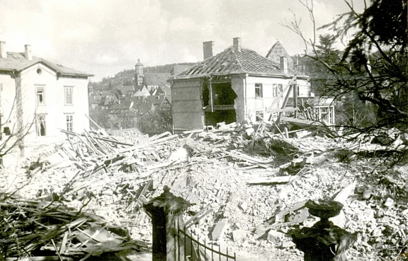 Die Trümmer des durch einen Bombenvolltreffer am 23. Februar 1945 zerstörten Hauses. Rechts schließt sich der Schutt des ebenfalls zerbombten Hauses Nr. 27 an (StadtA Schwäb. Hall FS 38472).
