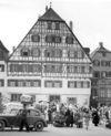Wochenmarkt, dahinter das Clausnizerhaus mit freigelegtem Fachwerk, Mitte bis Ende der 1930er Jahre (StadtA SHA FS 01740)