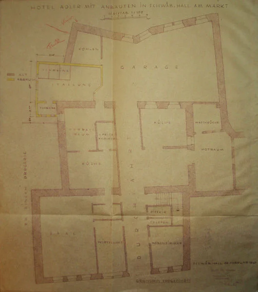 Erdgeschossgrundriss des gesamten Anwesens, der im Zusammenhang mit dem geplanten  Neubau eines Schweinestalls im Hinterhof 1949 entstand. Gut  erkennbar ist hier umfangreiche Bebauung hinter dem eigentlichen Wirtshausgebäude zum Marktplatz (ganz unten). Dahinter kommen das mittelalterliche Hinterhaus (Mitte) und ein unter Einbeziehung der südlichen Außenmauer der Schuppachkapelle errichteter Stallanbau, der hier als „Garage“ bezeichnet wird (Baurechtsamt Schwäb. Hall, Bauakten Am Markt 11)