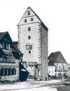 Foto vom Ende des 19. Jahrhundert, links die in den 1970er Jahren zwecks Straßenverbreiterung abgerissene Wirtschaft „Crailsheimer Tor“ (StadtA Schwäb. Hall FS 05517)