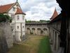 Wehrgang im südöstlichen Bereich der Comburg, mit Gebsattelbau und Musikturm, Juni 2014. Foto: Daniel Stihler (StadtA SHA DIG 05437)