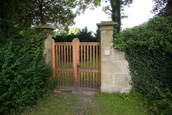 Portal zum Invalidenfriedhof, August 2014. Foto: Dietmar Hencke (StadtA SHA DIG 06010)