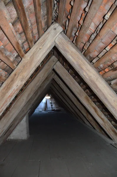 Spitzboden des Dachstocks, Blick zum Westgiebel, Oktober 2018. Foto: Daniel Stihler (StadtA Schwäb. Hall DIG 11084)