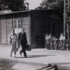 Die Baracke des im Volksmund als „Texashütte“ bezeichneten Behelfsbahnhofs beim Landesjugendtreffen der Naturfreunde, 1949. Foto: Albert Doderer  (StadtA Schwäb. Hall Doderer F-0436)