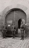 Wachmannschaften des auf der Comburg untergebrachten Kriegsgefangenenlagers um 1942/43. Fotograf unbekannt (StadtA Schwäb. Hall FS 51394)