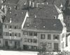 Ausschnitt aus einem US-Foto der Altstadt vom 18. April 1945, einen Tag nach der Besetzung der Stadt durch amerikanische Truppen. Gut erkennbar sind die aus den Fenstern hängenden weißen Fahnen als Zeichen der Kapitulation. Foto: US Army Signal Corps (StadtA Schwäb. Hall FS 11665)