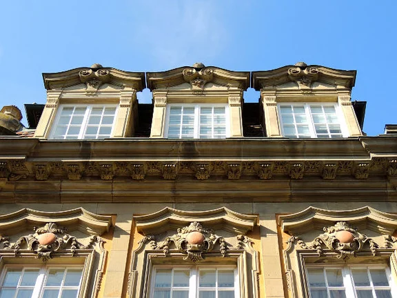 Gesims und Dachfenster an der Nordseite, März 2017. Foto: Daniel Stihler (StadtA Schwäb. Hall DIG 10021)