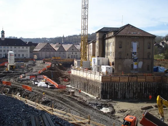 Nach Beginn der Bauarbeiten, März 2008. Der Altbau ist durch Betonpfeiler gegen die Baugrube abgesichert (StadtA Schwäb. Hall DIG 00395)